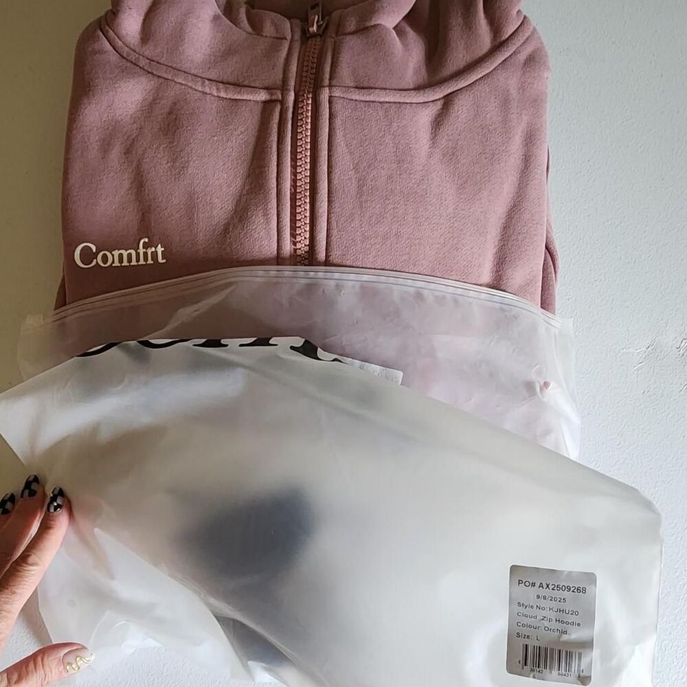 Comfrt Women's Cream and White Hoodie